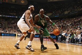 pg模拟器免费试玩入口-足坛巨星客串NBA？莱万多夫斯基关键助攻助湖人险胜，全网炸锅！
